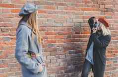 女孩需要图片女朋友前面砖墙城市街摄影师青年城市生活方式概念