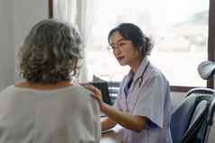 医生会说话的上了年纪的亚洲女人女主护理医生谈话老女人上了年纪的医疗保健