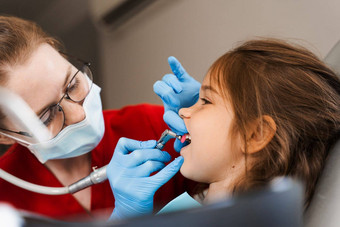儿科女孩牙医使专业<strong>牙齿清洁</strong>牙科专业卫生<strong>牙齿</strong>孩子牙科儿科牙医检查咨询孩子病人牙科