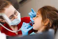 儿科女孩牙医使专业牙齿清洁牙科专业卫生牙齿孩子牙科儿科牙医检查咨询孩子病人牙科