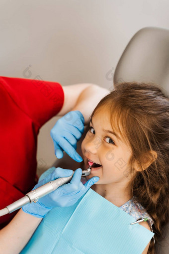 儿科女孩牙医使专业牙齿清洁牙科专业<strong>卫生</strong>牙齿孩子牙科儿科牙医<strong>检查</strong>咨询孩子病人牙科