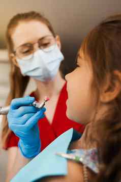 孩子牙医使专业牙齿清洁特写镜头牙科专业卫生牙齿孩子牙科儿科牙医检查咨询孩子病人牙科