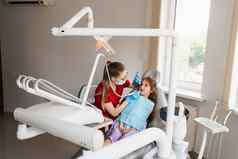 儿科牙医检查咨询孩子病人牙科专业卫生牙齿孩子牙科专业牙齿清洁孩子女孩