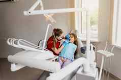 儿科牙医检查咨询孩子病人牙科专业卫生牙齿孩子牙科专业牙齿清洁孩子女孩