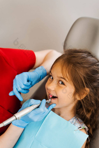 儿科女孩牙医使专业牙齿清洁牙科专业卫生牙齿孩子牙科儿科牙医检查咨询孩子病人牙科
