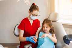 牙医显示孩子正确牙刷刷牙齿下巴解剖模型牙齿刷牙儿科牙医教学口服卫生教训孩子们牙科