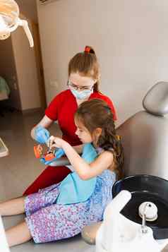 牙医显示孩子正确牙刷刷牙齿下巴解剖模型牙齿刷牙儿科牙医教学口服卫生教训孩子们牙科