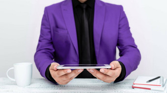 商人紫色的夹克坐着表格持有移动电话展示重要的消息执行西装展示crutial信息