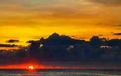 色彩斑斓的金日落大波海滩波多黎各隐藏墨西哥