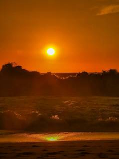 色彩斑斓的金日落大波海滩波多黎各隐藏墨西哥
