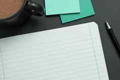 笔记本彩色的论文贴纸说谎白色桌子上多个各种各样的集合办公室文具照片笔铅笔辊计算器