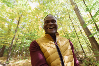 非洲美国男人。采取肖像智能手机秋天秋天公园快乐人季节正常概念