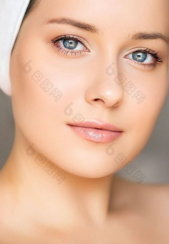 皮肤护理美例程美丽的女人白色毛巾包装头护肤品化妆品脸美容