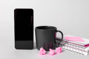 移动电话屏幕重要的的想法paperwraps桌子上咖啡杯手机crutial资料备忘录附加