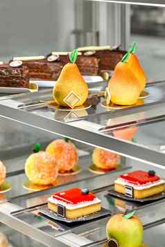 新鲜的烤甜蜜的蛋糕水果形状的糕点展示糖果