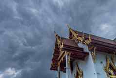 屋顶泰国寺庙山墙前教堂天空背景