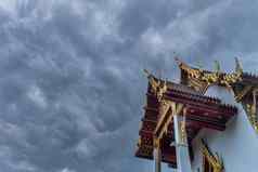 屋顶泰国寺庙山墙前教堂天空背景