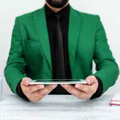 商人绿色夹克坐着表格持有移动电话展示重要的消息执行西装展示crutial信息
