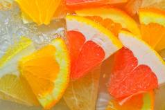 块葡萄柚橙色水果蜂蜜葡萄柚液体泡沫片葡萄柚橙色水果蜂蜜葡萄柚水新鲜的片葡萄柚橙色水果蜂蜜葡萄柚白色背景前视图平设计水平宏图像