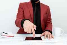 商人红色的夹克坐着表格指出手指重要的消息移动电话绅士显示至关重要的公告