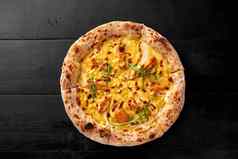 披萨薄面团融化了马苏里拉奶酪切达干酪鸡角玉米黑色的木背景