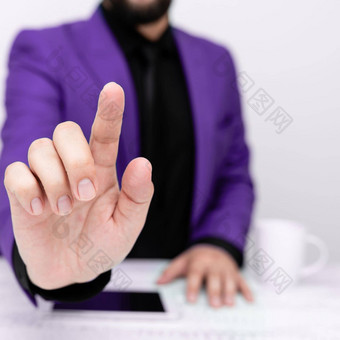 商人紫色的夹克坐着表格指出手指重要的消息绅士显示至关重要的公告电话表格