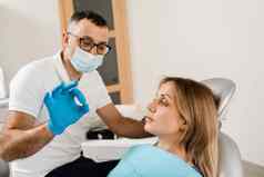 牙医显示牙科单板牙齿植入物女人病人牙科诊所牙科咨询牙医牙植入美白