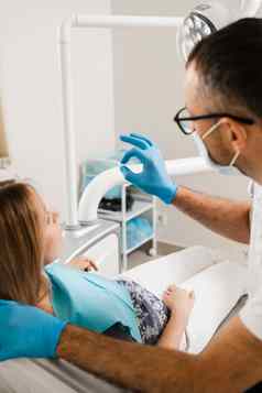 牙医显示牙科单板牙齿植入物女人病人牙科诊所牙科咨询牙医牙植入美白