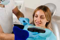 牙齿美白牙医工作牙齿颜色阴影指南病人镜子牙科医生检查牙齿颜色匹配样品牙科诊所