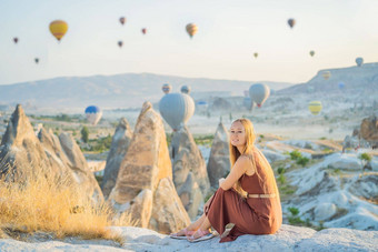 旅游女人热空气气球卡帕多西亚火鸡快乐旅行火鸡概念女人山前享受美妙的视图