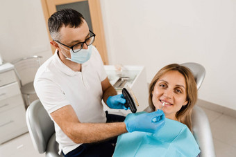 牙齿美白牙医工作牙齿颜色阴影指南病人镜子牙科医生检查牙齿颜色匹配样品牙科诊所
