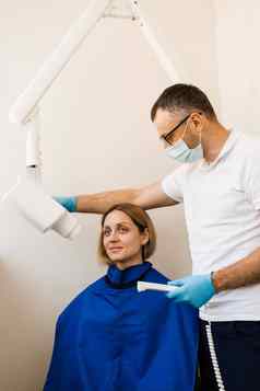 牙齿雷扫描检测牙痛治疗根牙医x射线牙扫描女人牙科