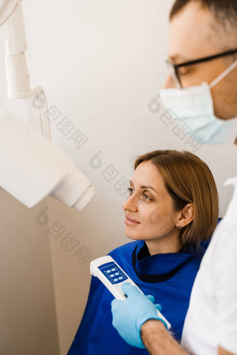 牙医x射线牙扫描女人牙科牙齿雷扫描检测牙痛治疗根