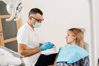 牙科假肢咨询牙医病人女人牙科医生牙医显示人工塑料下巴牙科植入物