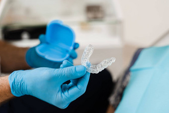 清晰的对准器咬修正形状牙齿特写镜头牙齿矫正医师显示透明的可移动的护圈病人女人牙科