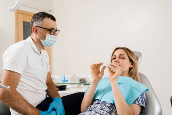 牙医咨询女人可移动的清晰的牙套对准器矫正硅胶教练肖像女孩白色微笑看不见的美白托盘微笑女人健康的牙齿