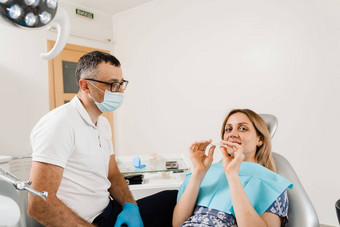 牙医咨询女人可移动的清晰的牙套对准器矫正硅胶教练肖像女孩白色微笑看不见的美白托盘微笑女人健康的牙齿