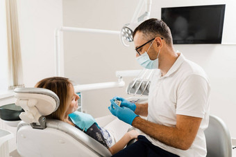 牙科假肢植入物医生牙医显示人工塑料下巴牙科植入物牙科假肢<strong>咨询</strong>牙医病人女人牙科