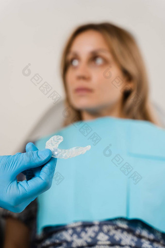清晰的对准器咬修正形状牙齿特写镜头牙齿<strong>矫正</strong>医师显示透明的可移动的护圈病人女人牙科