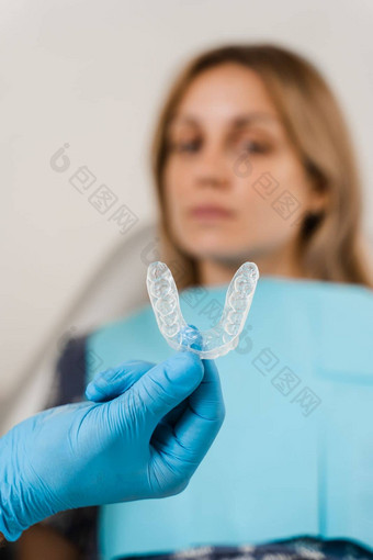 牙齿矫正医师显示口警卫牙齿美白牙科牙医咨询女人病人首页牙齿美白过程