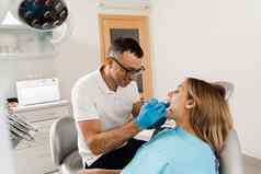 牙医检查牙齿女人治疗牙痛疼痛牙齿咨询牙医牙科