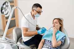 有吸引力的女人害怕牙医牙医咨询害怕女孩牙科治疗牙齿牙痛牙科
