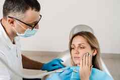 女人牙痛咨询治疗牙医口腔学牙医对待龋齿牙齿女孩