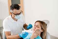 女人牙痛咨询治疗牙医口腔学牙医对待龋齿牙齿女孩
