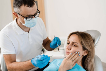 牙医检查女人牙痛咨询治疗牙医牙科牙医对待龋齿牙齿女孩