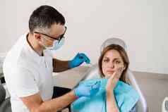 牙医检查女人牙痛咨询治疗牙医牙科牙医对待龋齿牙齿女孩