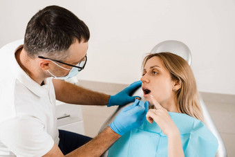 有吸引力的女人害怕牙医牙医咨询害怕女孩牙科治疗<strong>牙齿</strong>牙痛牙科