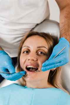 快乐的女孩微笑牙医咨询牙科牙科疾病咨询牙医治疗牙痛