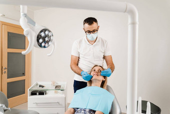 牙医检查女孩口牙齿<strong>对待</strong>牙疼快乐女人病人牙科咨询牙医牙科牙齿治疗