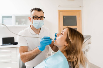 牙医牙科钻对待女人牙科诊所牙科填充女孩病人